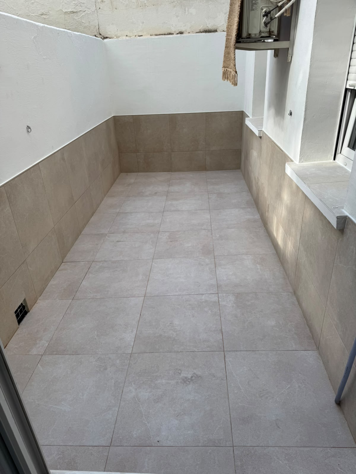 Terraza comunitaria impermeabilizada y alicatada - resultado final